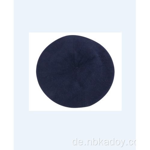 Ein passender Acrylbaskenmütze in dunkelblau